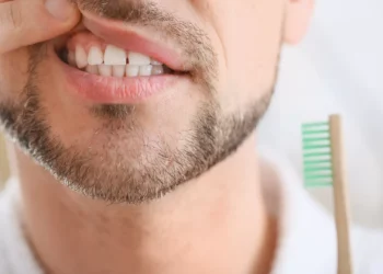 Pelo bem dos seus dentes e gengivas, pare de ignorar estes sinais