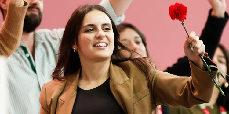 “Governo quer acabar com boas práticas” de apoio aos jovens, acusa PS