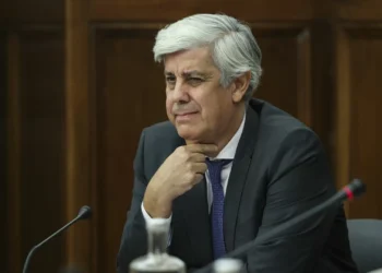 Centeno mantém-se como consultor no BdP com salário de 17 mil euros