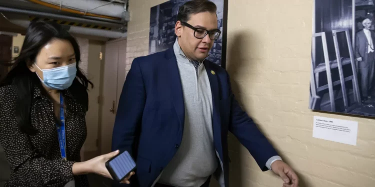 Trump ordena libertação de George Santos, ex-congressista condenado por fraude