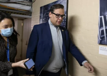 Trump ordena libertação de George Santos, ex-congressista condenado por fraude