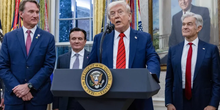 Trump anuncia tarifas adicionais de 100% à China a partir de novembro