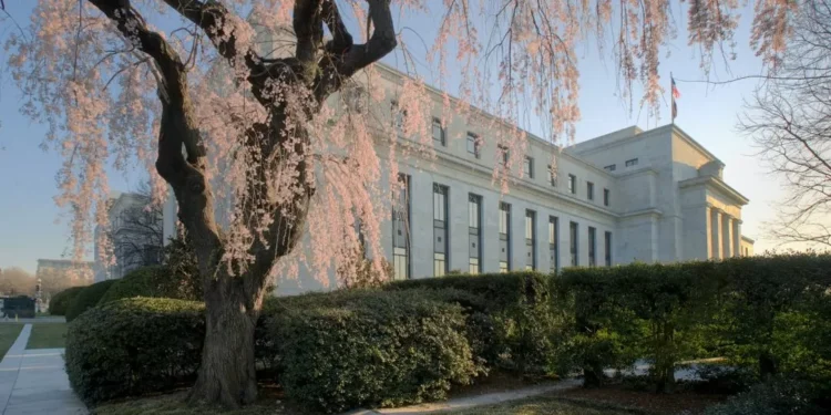 Fed reduz juros pela primeira vez em nove meses