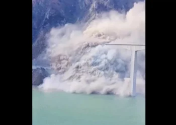 Ponte inaugurada recentemente desaba na China