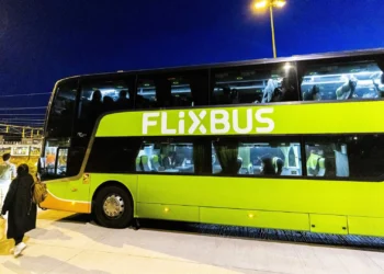 Autocarro da FlixBus abalroa 20 carros em Bragança