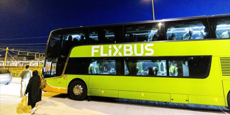 Autocarro da FlixBus abalroa 20 carros em Bragança