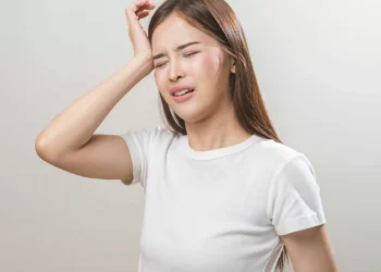 Sofre com enxaqueca? Veja 8 fatores que podem estar por trás das crises