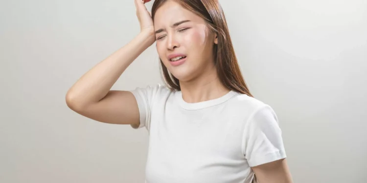 Sofre com enxaqueca? Veja 8 fatores que podem estar por trás das crises