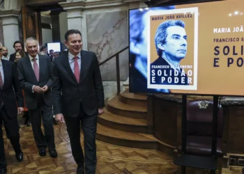 Livro junta Montenegro, Cavaco, Passos, Mendes e e Cotrim no parlamento