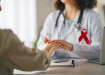 Brasil elimina transmissão vertical do HIV e registra menor mortalidade em 32 anos