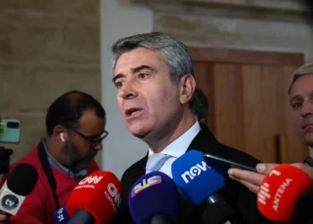 Carneiro acusa Montenegro de “leilão pouco digno” em vésperas da greve geral