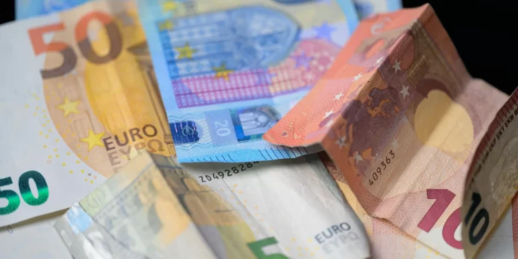 Excedente externo da economia portuguesa recua para oito mil milhões de euros até outubro