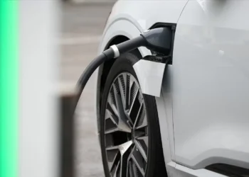 Comissão Europeia abandona meta de 100% de carros não poluentes em 2035