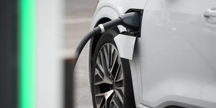 Comissão Europeia abandona meta de 100% de carros não poluentes em 2035