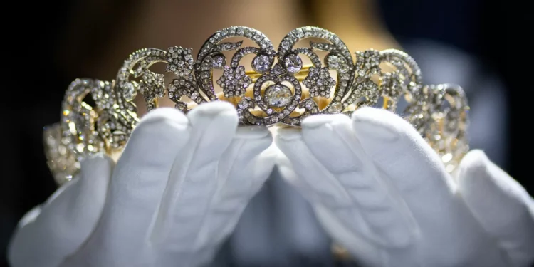 Preços da Platina disparam mais de 110% em 2025, superando subida do ouro