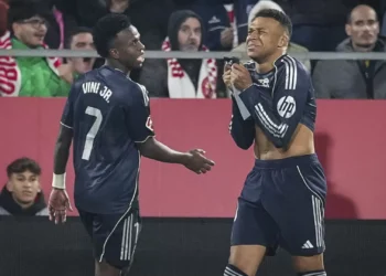 Real Madrid volta a tropeçar e é ultrapassado pelo Barcelona