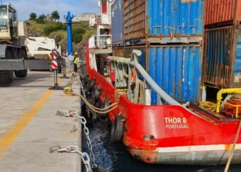 Navio Thor atracou no Corvo após semanas sem abastecimento marítimo