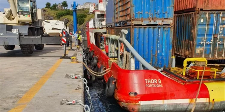 Navio Thor atracou no Corvo após semanas sem abastecimento marítimo