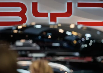 Chinesa BYD deve ultrapassar Tesla nas vendas globais de elétricos em 2025