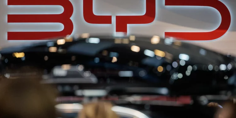 Chinesa BYD deve ultrapassar Tesla nas vendas globais de elétricos em 2025