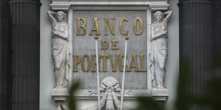 Banco de Portugal revê em alta crescimento da economia e em baixa o défice esperado