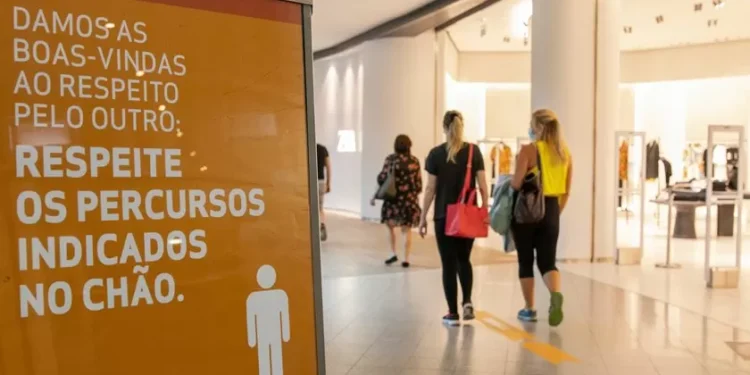 Homem destrói televisões e computadores à martelada no NorteShopping