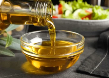 Cientistas criam plástico reciclável a partir de óleo de cozinha usado