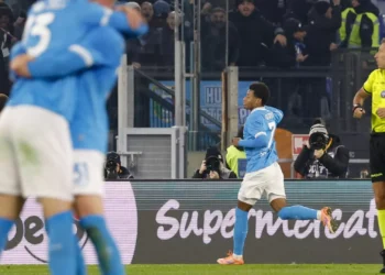 Neres marca e Nápoles lidera