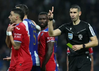 Nota 4 para António Nobre, por penálti e expulsão “bem decididos”