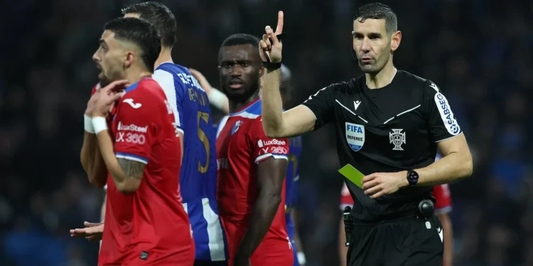 Nota 4 para António Nobre, por penálti e expulsão “bem decididos”