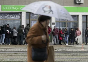 Desemprego cai para 5,6% em dezembro e iguala mínimo de 23 anos