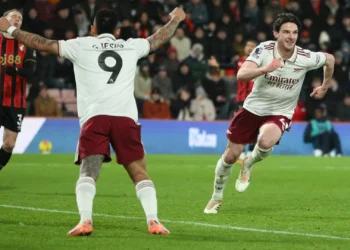 Arsenal ganha fora com remontada