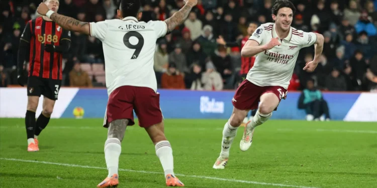 Arsenal ganha fora com remontada