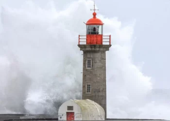Açores. Flores e Corvo com aviso laranja devido a agitação marítima