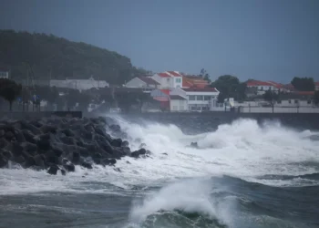 Madeira e Açores em incumprimento, contas de 2024 violam regras para défice e dívida