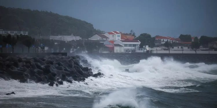 Madeira e Açores em incumprimento, contas de 2024 violam regras para défice e dívida