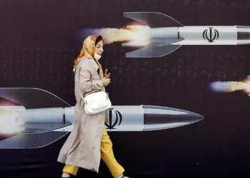 “Os cidadãos dos EUA devem sair do Irão agora”, apela embaixada