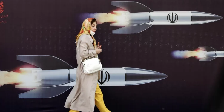 “Os cidadãos dos EUA devem sair do Irão agora”, apela embaixada