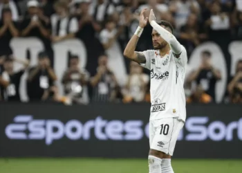 Neymar comemora “à Vinícius”