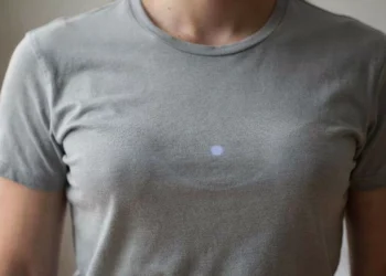 A roupa do futuro que funciona como um microfone e monitora sua saúde