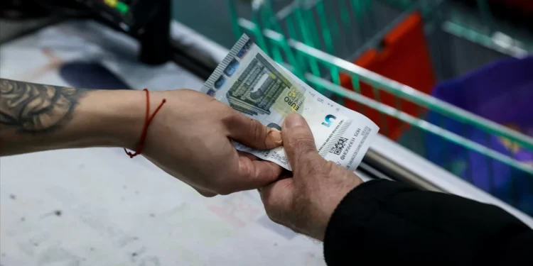 Dívida das famílias, empresas e Estado cai para 277,9% do PIB em 2025