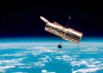 Hubble registra espetáculo de luz em torno de estrela morrendo