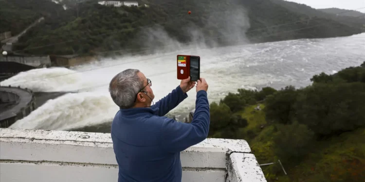 Descargas das barragens desde janeiro correspondem a um ano de consumo de água do país