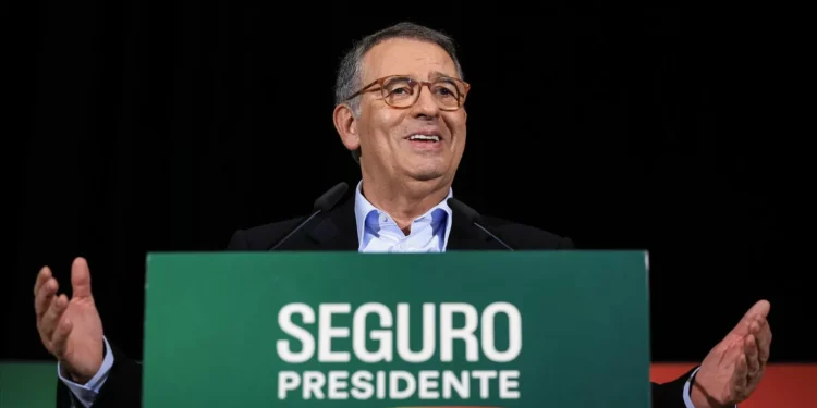 Seguro quer mais do que 50% mais um e conta com casa civil para ter telemóvel de Ventura