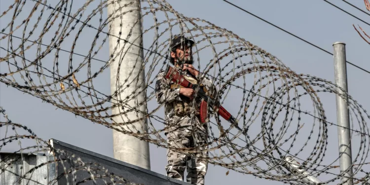 Talibãs e Paquistão trocam acusações de novos confrontos após ataques