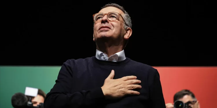 Tracking poll mostra Seguro a cair sete pontos e votos brancos e nulos a crescerem