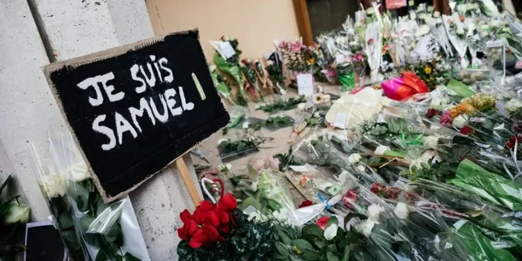 Quatro condenados por assassínio do professor Samuel Paty, decapitado por ensinar liberdade de expressão